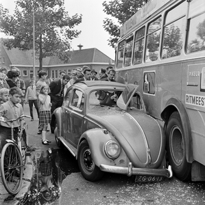 128816 Afbeelding van een aanrijding tussen een auto en een autobus van het G.E.V.U. op de hoek van de Jan van ...